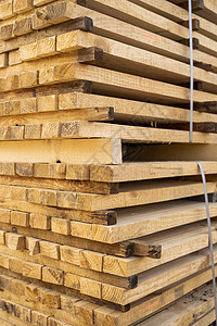 在锯木厂存放成堆的木板 木板堆放在木工车间 木材的锯切干燥和销售 用于家具生产 建筑的松木 木材业铺板贮存硬木木头烘干仓库地面出图片