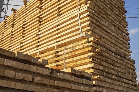 在锯木厂存放成堆的木板 木板堆放在木工车间 木材的锯切干燥和销售 用于家具生产 建筑的松木 木材业地面森林硬木出口木匠松树铺板经图片