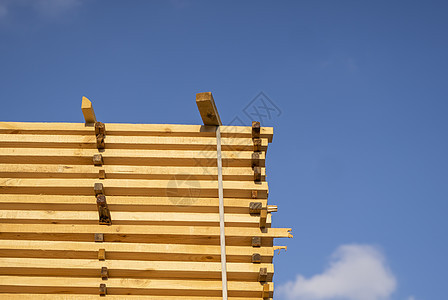在锯木厂存放成堆的木板 木板堆放在木工车间 木材的锯切干燥和销售 用于家具生产 建筑的松木 木材业铺板商业松树木匠加工硬木烘干建图片