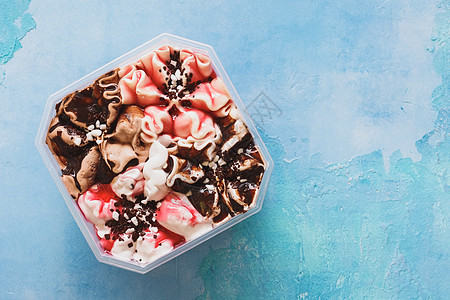 巧克力和草莓冰淇淋 压碎的饼干和在冰淇淋浴缸中翻滚图片