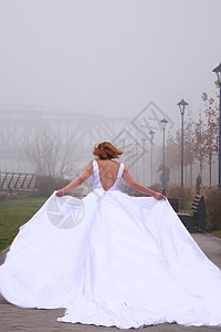 穿白裙子的红发女人 新娘 私奔女孩家庭婚姻婚礼公园白色艺术夫妻衣服婚纱图片