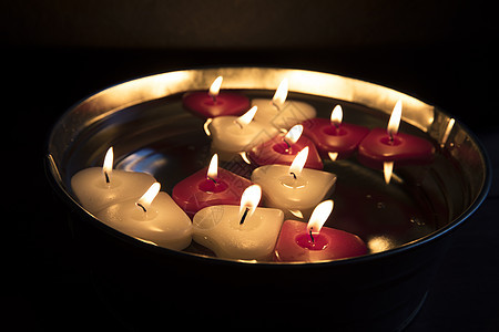 心形形状浮动蜡烛背景图片