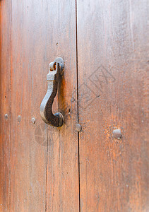 门上装着黄铜敲门的形状 装饰 漂亮的房子入口雕塑青铜橡木木头旅行门把手金子圆圈乡村历史图片