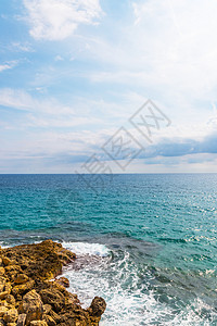 海上高悬崖顶 夏季海底背景 许多喷涌的波浪和石头旅游场景边缘全景海景娱乐蓝色耀斑海岸线风景图片