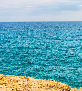 海上高悬崖顶 夏季海底背景 许多喷涌的波浪和石头天空悬崖冲浪耀斑风景海洋热带蓝天海岸线旅行图片