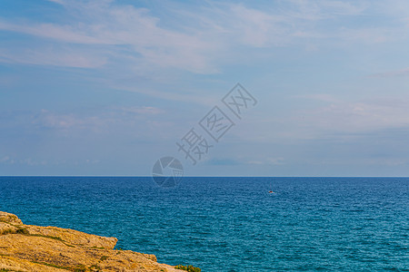 海上高悬崖顶 夏季海底背景 许多喷涌的波浪和石头耀斑悬崖地标海浪场景边缘娱乐风景海岸蓝色图片