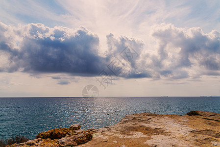 海上高悬崖顶 夏季海底背景 许多喷涌的波浪和石头太阳海浪热带边缘全景场景反射蓝色海岸蓝天图片