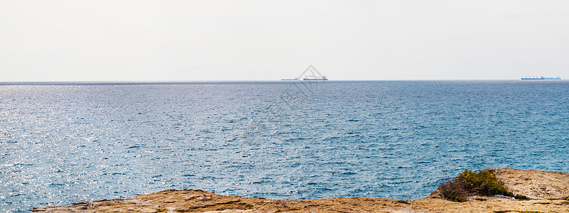 海上高悬崖顶 夏季海底背景 许多喷涌的波浪和石头假期太阳热带全景风景海景天空蓝色风暴耀斑图片