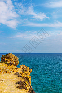 海上高悬崖顶 夏季海底背景 许多喷涌的波浪和石头旅行海景耀斑反射场景绿水热带天空风暴悬崖图片