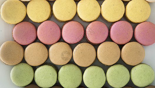 普莱特上的马卡罗翁美食粉色甜点绿色黄色蛋糕小吃食物巧克力饼干图片
