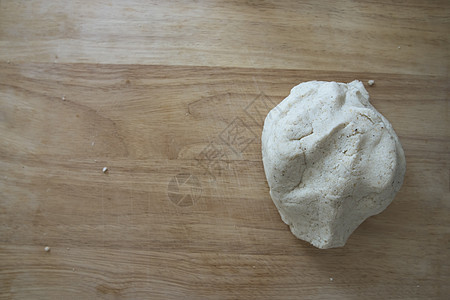 棋盘上的Dough球美食烹饪面团食谱食物面粉背景图片