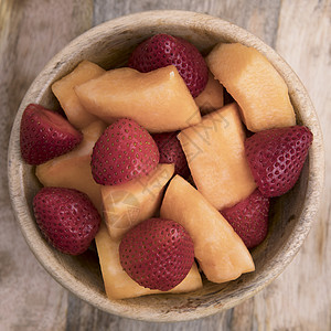 坎塔罗普碗和草莓甜瓜饮食水果食物红色香瓜浆果早餐图片