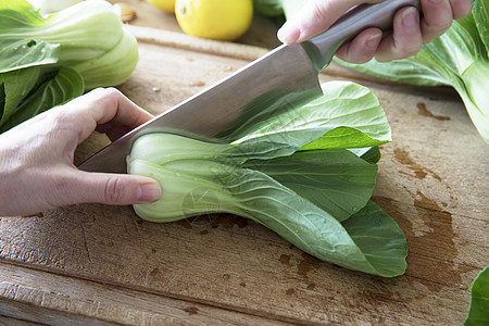 Cutting 男孩合一芸苔植物叶子烹饪绿色蔬菜食物图片