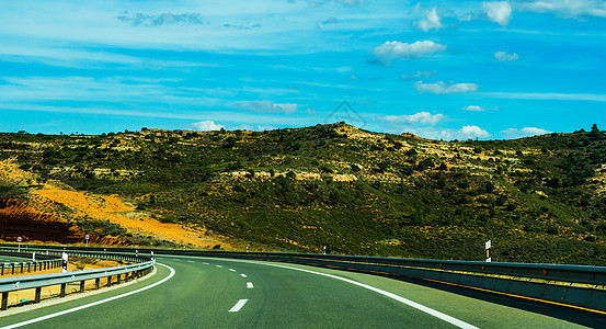 西班牙山区的快路 美丽的山景 干燥的土地和阳光下的岩石地平线风景沙漠旅行车道天空全景国家技术荒野图片