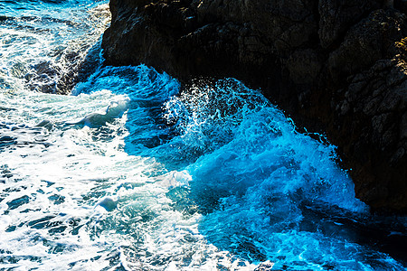 海上高悬崖顶 夏季海底背景 许多喷涌的波浪和石头岩石冲浪蓝天海浪天空旅行绿水地标全景蓝色图片