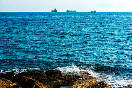 海上高悬崖顶 夏季海底背景 许多喷涌的波浪和石头海景海洋绿水地标天空蓝天旅游冲浪海浪边缘图片