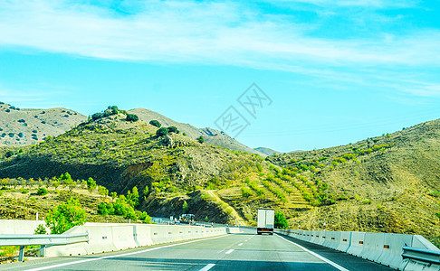 西班牙山区的快路 美丽的山景 干燥的土地和阳光下的岩石车道蓝色全景路线天空风景运输旅行驾驶地标图片