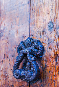 门上装着黄铜敲门的形状 装饰 漂亮的房子入口旅行风格古董历史乡村门把手橡木风化木头圆圈图片