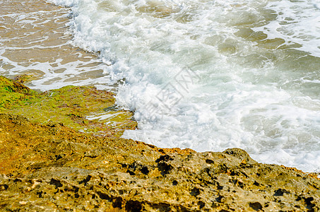 海上高悬崖顶 夏季海底背景 许多喷涌的波浪和石头反射热带冲浪旅行旅游边缘天空耀斑海景海浪图片