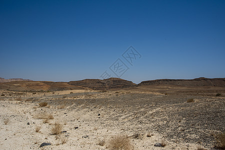 火山坑的景象 干旱沙漠的景象 白沙和蓝天空的地平线 以色列Negev蓝色天空访客荒野旅游游客内盖夫地形边缘陨石图片