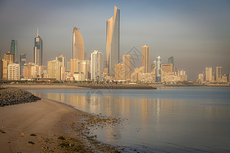 海滩上的科威特城全景建筑学市中心首都海洋景观城市日落支撑天空晴天图片