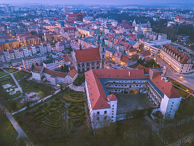 Brzeg全景市中心天际建筑学城市街道日落蓝色天空地标旅行图片