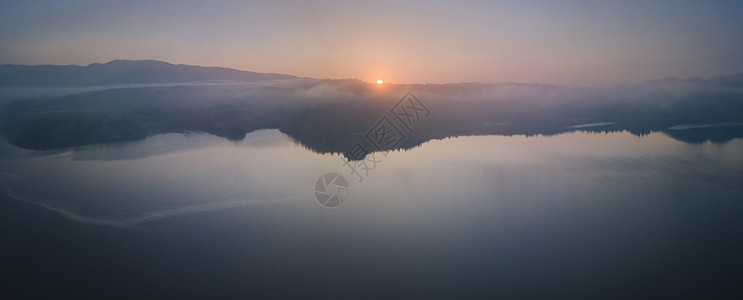 日出时Czorztyn湖全景图片