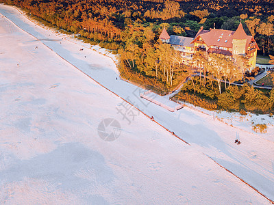 在Leba海滩的日落旅行景观城市支撑天空地标市中心城市生活建筑学全景图片