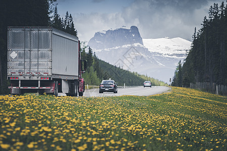 贾斯珀国家公园高速公路顶峰卡车运输旅行黄色晴天荒野山脉图片