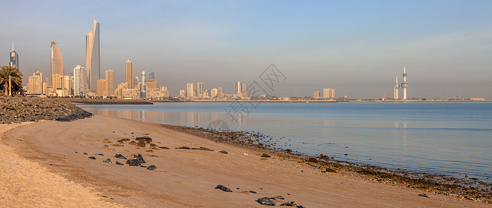海滩上的科威特城全景地标支撑景观日落首都城市市中心海洋天空晴天图片