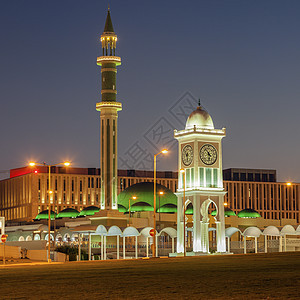 多哈多哈大清真寺和时钟塔日落时间天空街道天际教会正方形全景地标尖塔图片