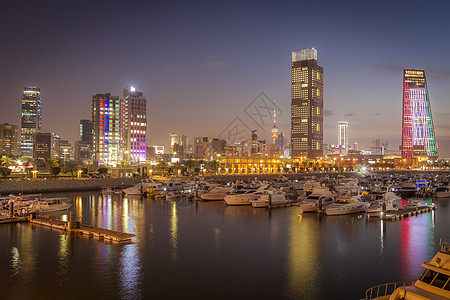 科威特市晚上的天线旅行市中心天际摩天大楼首都蓝色天空街道建筑景观图片