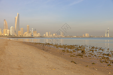 海滩上的科威特城全景建筑学天空市中心蓝色日落首都地标支撑建筑景观图片