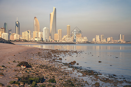 海滩上的科威特城全景首都日落蓝色晴天建筑地标建筑学天空旅行城市图片