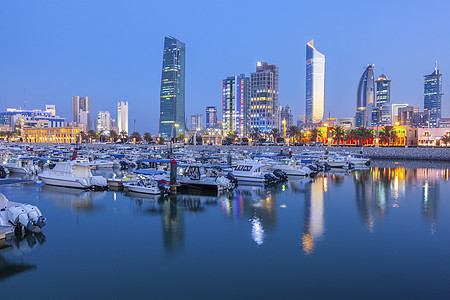 科威特市晚上的天线摩天大楼全景街道码头旅行建筑学地标天空首都反射图片