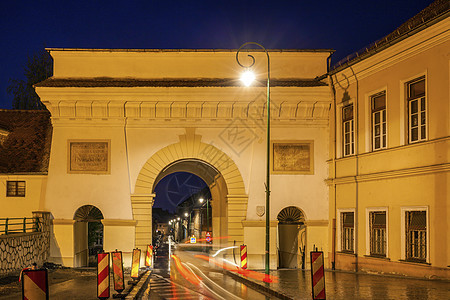 Brasov的Schei门建筑学天际景观市中心反射天空蓝色房子日落城市图片