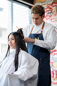 亚洲美女顾客坐着 由美容院理发师理发 美容业务的概念 适合寻找人图片