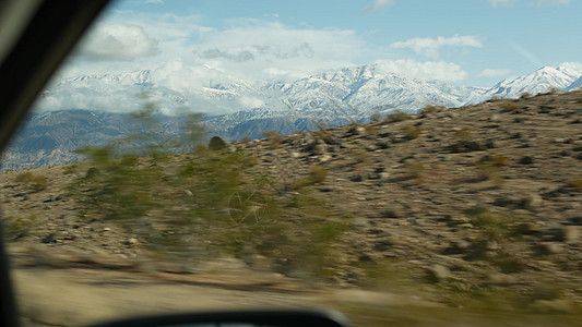 前往死亡谷的公路旅行 在美国加利福尼亚州驾驶汽车 在美国搭便车旅行 公路 高山和干燥的沙漠 气候干旱的荒野 汽车的乘客 POV 图片