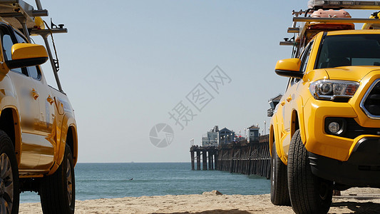 黄色救生车 美国加利福尼亚州海滨 援救队搭载卡车和救生车稻草救援晴天支撑海洋救生员服务汽车安全海岸图片