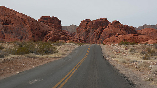 公路旅行 在美国内华达州拉斯维加斯火谷驾驶汽车 在美国搭便车旅行 高速公路旅行 红色外星岩层 莫哈韦沙漠荒野看起来像火星 从车上图片