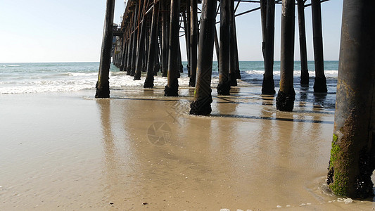 美国加利福尼亚州码头下面的木质堆积物 桥下铺设矿渣 铁塔或柱子马里布海岸沿岸海滩假期波浪长廊海景海洋图片