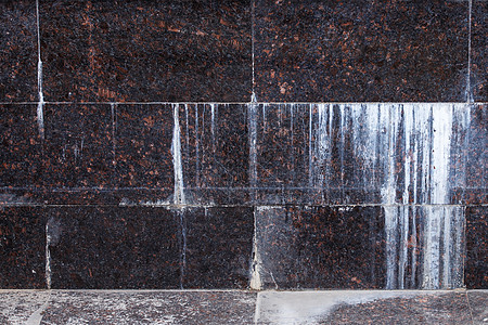 平坦的墙壁 带有矩形天然棕褐色花岗岩瓷砖 带有白色矿物滴水材料盆地预算喷泉粮食高分辨率字体岩石水垢墙纸图片