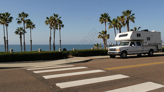 旅行的拖车或大篷车 美国加利福尼亚州海滨 野营面包车 房车回家露营自由假期卡车热带航程发动机码头冒险晴天图片