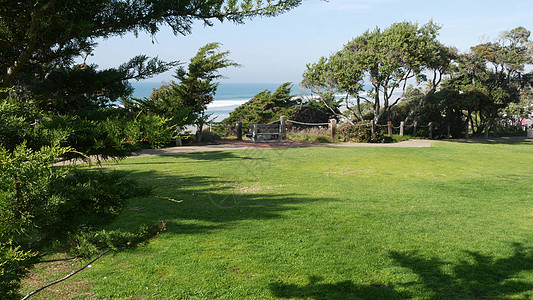 美国加利福尼亚州德尔马海格罗夫公园 海滨草坪 绿草和海洋从上面看图片