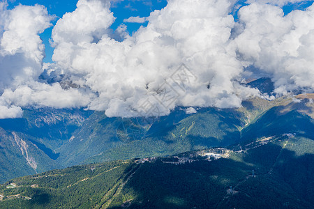 山地景观对抗阴云蓝天空高度树木植物山峰山脉天空森林植被图片