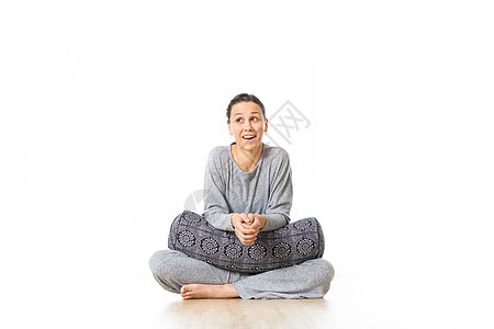 年轻的运动女瑜伽教练坐在明亮的白瑜伽工作室 悬着支撑垫子 展示对恢复性瑜伽的爱与热情 (掌声)图片