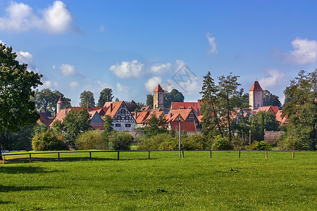 德国巴伐利亚州Dinkelsbuhl旅游历史天空建筑景点城市教会旅行建筑学景观图片