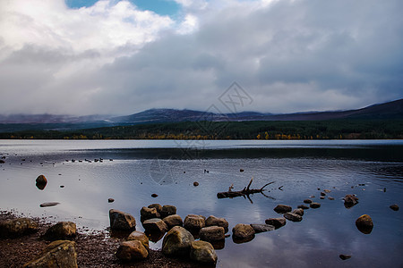 联合王国Cairngorm山 苏格兰美丽的洛克莫利希湖蓝色旅行日落岩石高地树木石头目的地山脉农村图片