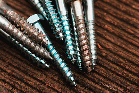 车间桌子上的不同种类的螺丝维修螺纹金属工业作坊螺栓工艺品合金家庭紧固件图片