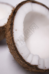 白背景的椰子被切开 热带水果 坚果美食白色棕色牛奶食物异国木质情调图片